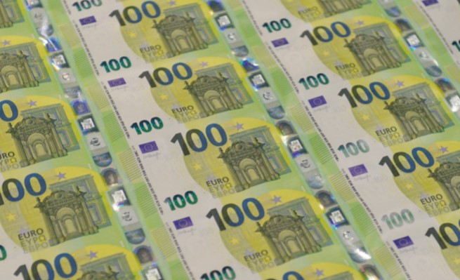 ЕЦБ пуска в обращение нови банкноти от 100 и 200 евро 