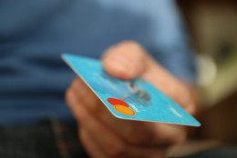 Разгневена жена плати 5000 долара бакшиш с кредитната карта на гаджето си
